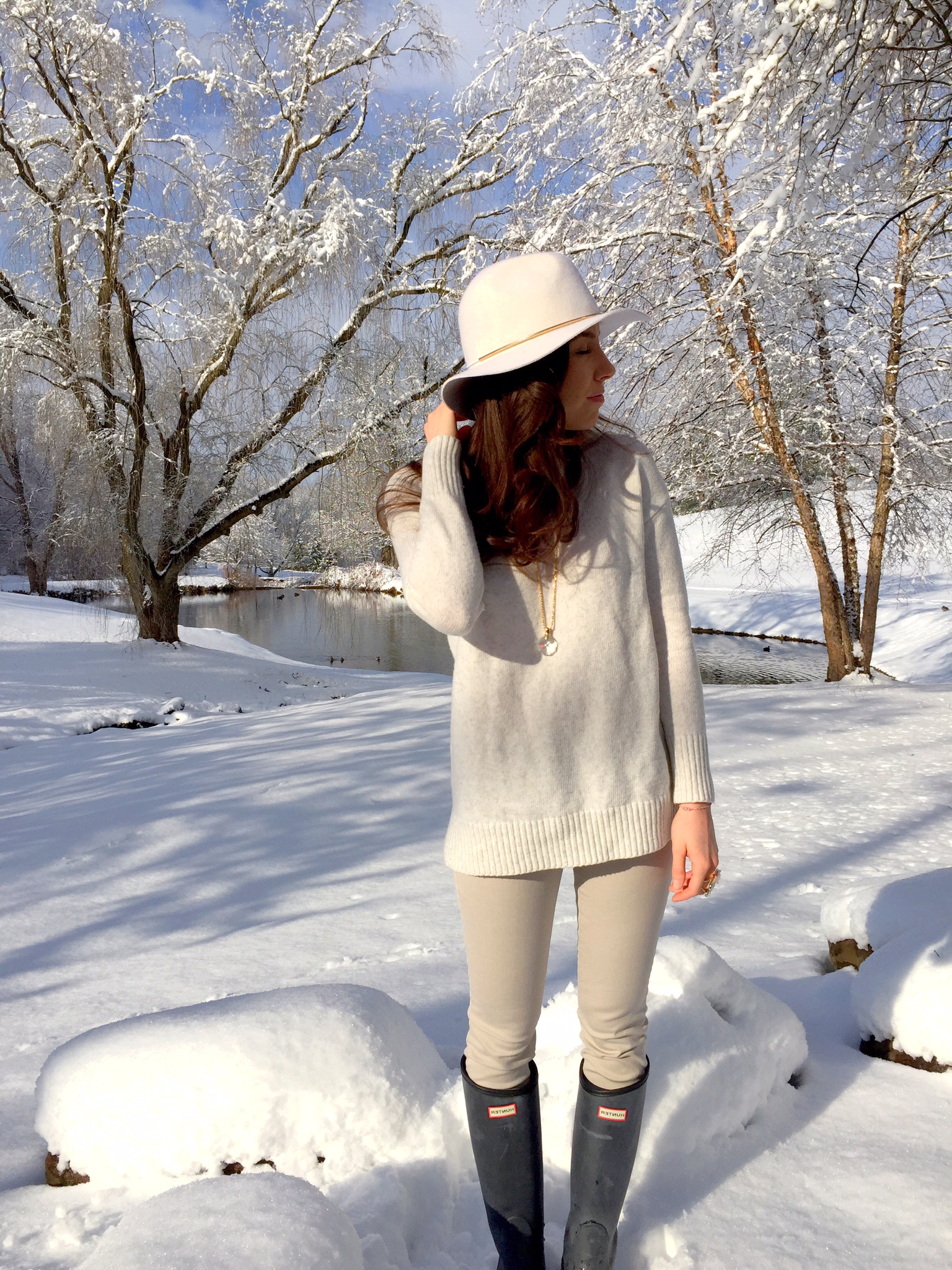 winter white | floppy hat and hunter boots | outfit idea