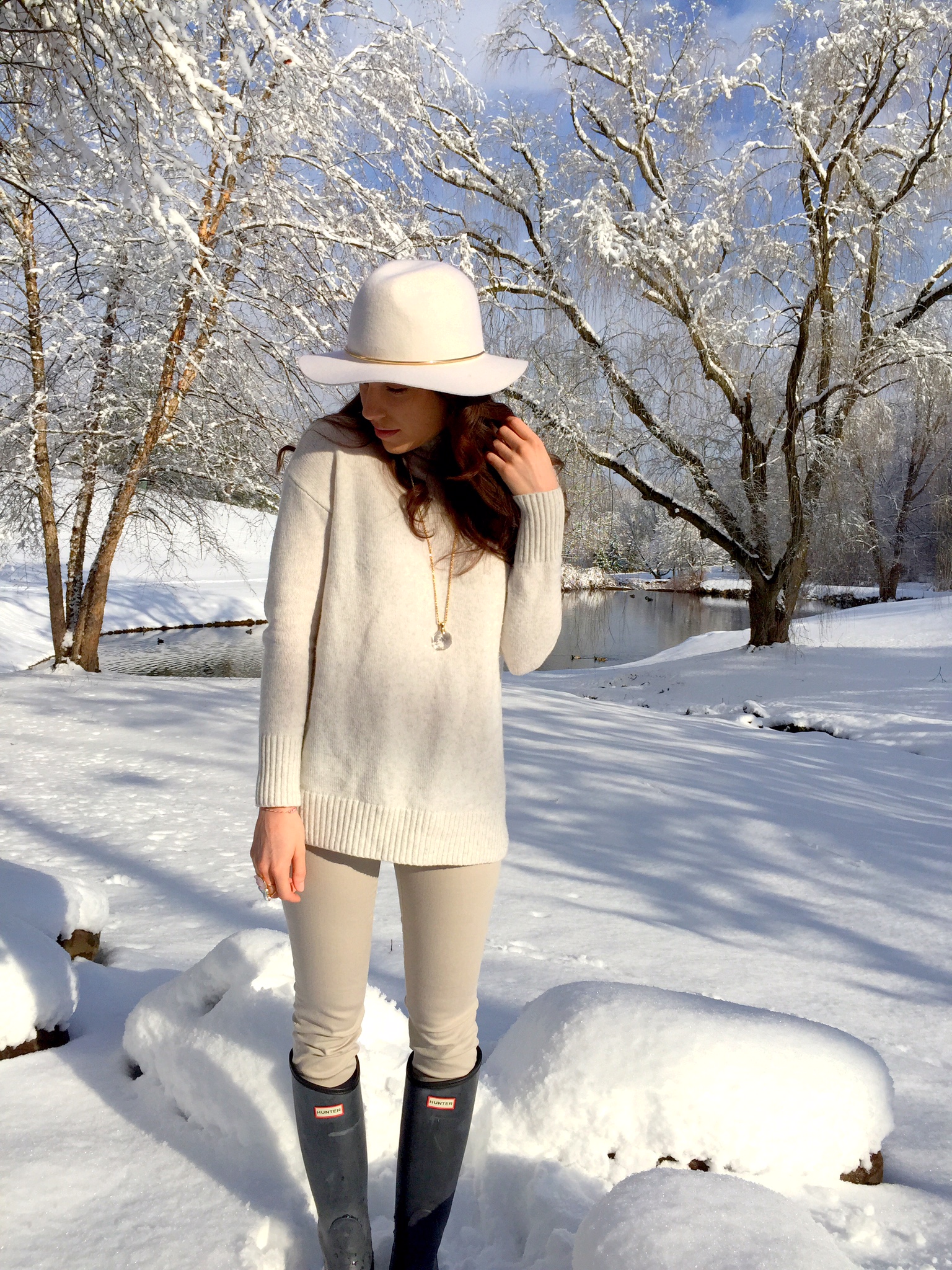 winter white | floppy hat and hunter boots | outfit idea