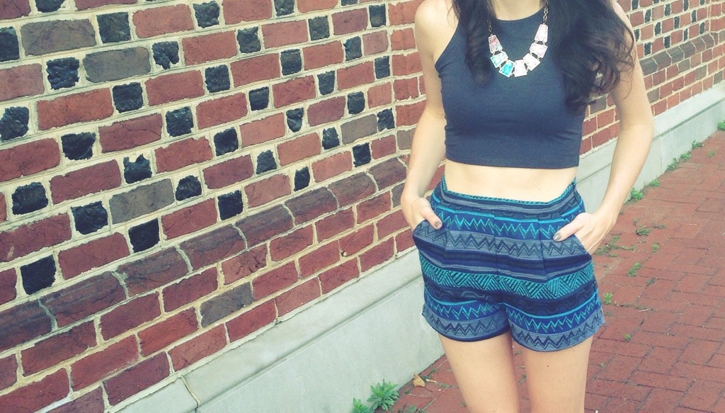 summertime outfit: crop top and high waist shorts