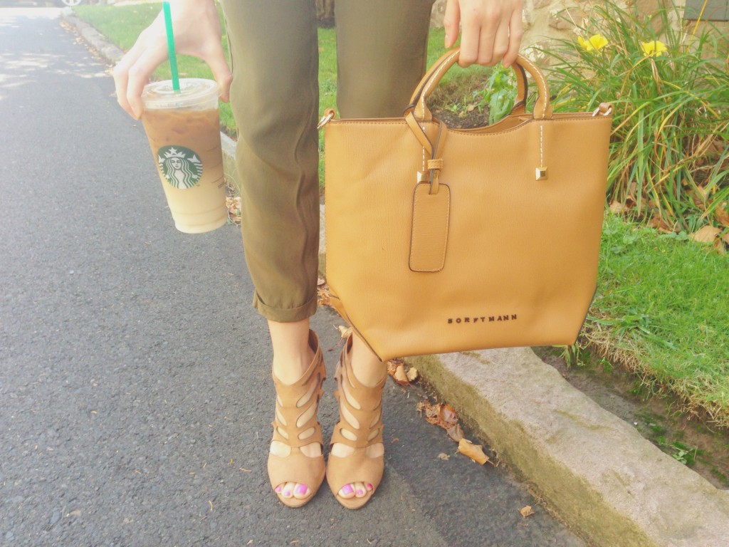 summer to fall transitional wardrobe pieces | a faux leather camel tote